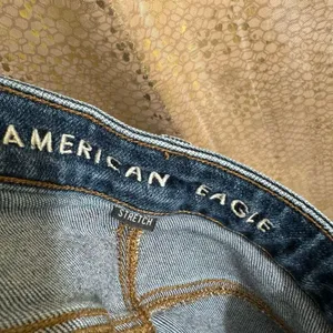 American Eagle Dark Wash Stretch Ripped Mom Jeans Size 6 Regular thumbnail 4