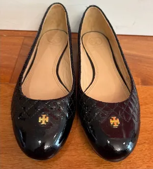 Tory Burch Ballet Flats Womens Black Quilted‎ Patent Leather Gold Logo 7.5M thumbnail 1