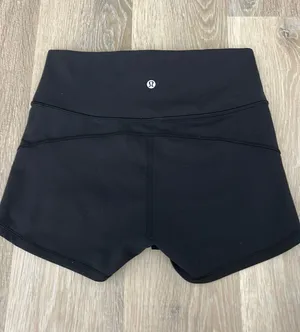 Lululemon Shorts 2.5" Black thumbnail 2