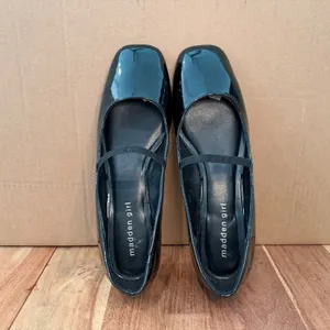 Madden Girl | 9.5M | Egret Rose Black Patent Leather Slip-On Women's Flats thumbnail 5