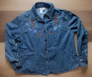 Coldwater Creek Floral Embroidered Denim Button Up Shirt Women’s 12 P thumbnail 1