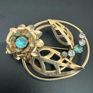 Vintage Unsigned Gold-tone Light Blue Rhinestone Flower Floral Spray Brooch 10g. thumbnail 2