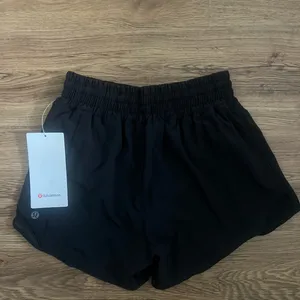 Lululemon Hotty Hot High-Rise Lined Short 4" thumbnail 3
