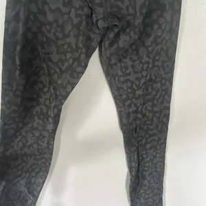 Lululemon Align High Rise Camo Leopard Print Leggings Size 4 Black Gray thumbnail 6