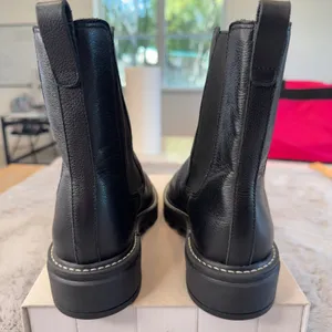 Bernardo Black Leather‎ Lug Sole Chelsea Boots Women 6M Pull On Chunky Heel thumbnail 5