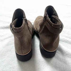 Clarks Sharon Suede Brown Tan Ankle Wedge Boots Almond Toe Women’s Sz 6 Booties thumbnail 4