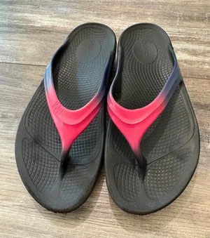 OOFOS Pink Ombre Metallic Flip Flops size 6 thumbnail 1