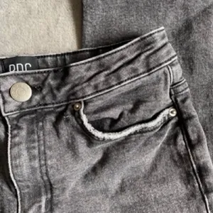 W25-‎ BDG Gray Hi-Rise Slim Straight Women's Jeans thumbnail 2