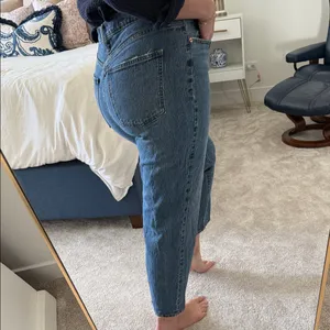 Universal Threads Women's vintage straight leg medium wash Blue Jeans thumbnail 6