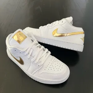 New NIKE Air Jordan 1 Retro Low 'White Metallic Gold' thumbnail 3