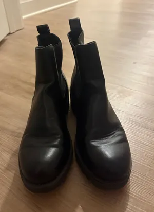 Amazon Black boots thumbnail 1