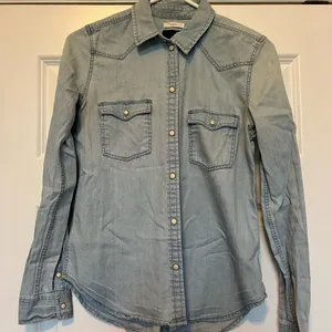 American Eagle Outfitters Button-Up Shirt thumbnail 1