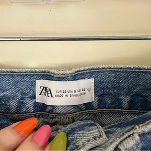 Zara Medium Wash Straight-Leg Blue Jeans Raw Hem Size 0 Women's thumbnail 4