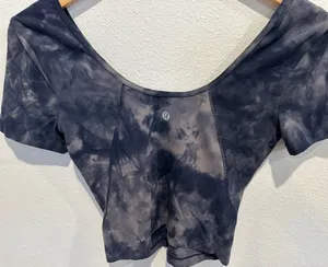 Lululemon crop shirt like new in size 4 it is new without tags thumbnail 1