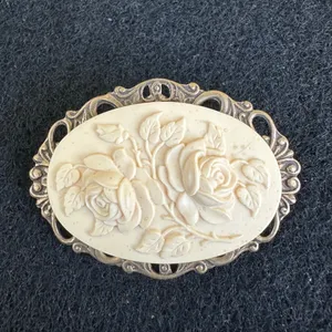 Vintage Cream Rose Cameo Brooch‎ Antiqued Gold Tone Filigree Floral Pin 2in EUC thumbnail 3