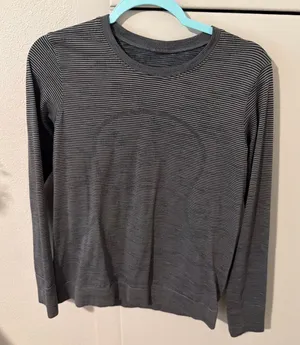 lululemon shirt  thumbnail 1