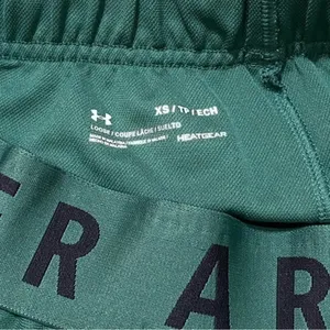 Under Armour Women’s Size XS Forest Green White Black Heatgear Activewear Shorts thumbnail 3