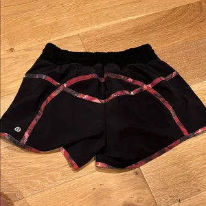 Lululemon Womens Tracker Short III Size 4‎ Black / Poppy Petals Berry Pink thumbnail 2