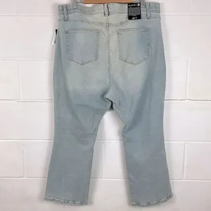 LuLaRoe women’s crop kick flare light wash jean thumbnail 4