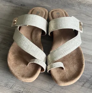 Giani Bernini Memory Foam Rilley Gold Detail Strap Sandal Size 9 thumbnail 1