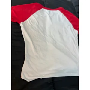 Refuge The Hamptons Social Club Raglan Tee RedWhite Short Sleeve Graphic Shirt S thumbnail 4