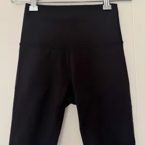 LULULEMON Wunder Train High Rise Short 8" in Black Size 2 thumbnail 4