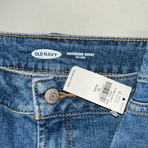 Old Navy NWT Size 18 Plus Blue Denim Mid-Rise Distressed Boyfriend Jean Shorts thumbnail 3