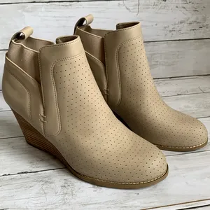 NWT DV by‎ Dolce Vita Gerdy Wedge Ankle Bootie in Beige thumbnail 2