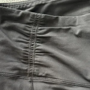 EUC Women’s Black Lululemon Ruched Zipper Leggings Size 8 thumbnail 4