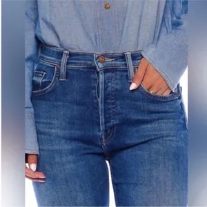 Mother Tomcat Ankle Fray Jeans in Let’s Just Be Friends thumbnail 3