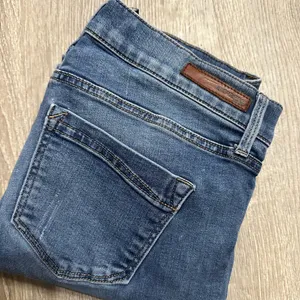 •EXPRESS• MID RISE SKINNY JEANS thumbnail 3