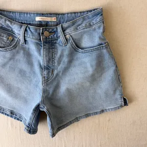 Levi's A-Line High Rise Denim Shorts Women 28 Light Wash Blue thumbnail 6