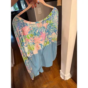 Lilly Pulitzer Finn Top features a vibrant, multi-colored coastal jersey XL thumbnail 3