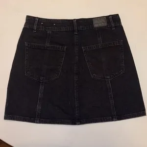 💙NWOT AMERICAN EAGLE Black Jean Skirt, Size 2 thumbnail 2