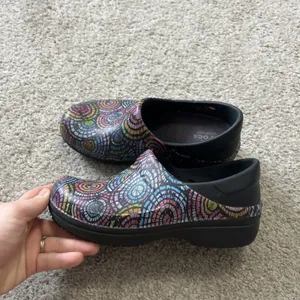 Crocs Neria Pro‎ II Graphic Clogs Black Swirl Slip Resistant Women's Size: 5 thumbnail 3