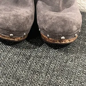 UGG Kaylee Grey Suede Mule Slip On Wooden Clogs Stud Heels Women’s Size 8 thumbnail 4
