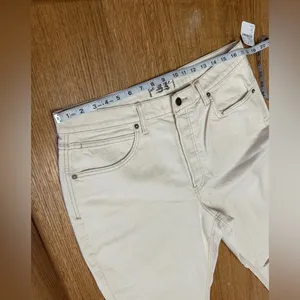 We The Free People NWT CRVY ivory raw hem cropped button fly denim size 33, 17” thumbnail 5
