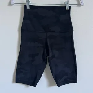 Lululemon Align Shorts Size 4 Black Gray Camo 10” thumbnail 2