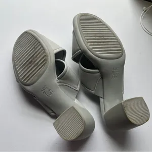 Naturalizer Leather Gray Crisscross Sandals Chunky Heels 9.5 thumbnail 4