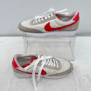 Nike Daybreak Retro White with Magic Ember Coral Swish Low Top Sneakers Size 7 thumbnail 2