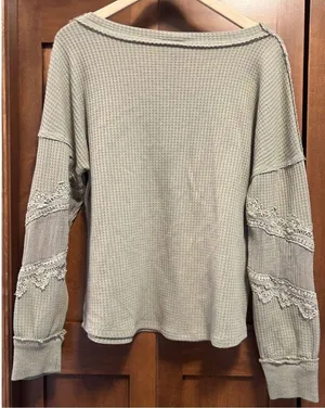 Buckle Daytrip Medium Green Waffle Knit Lace Oversized V Neck Long Sleeve Top thumbnail 3