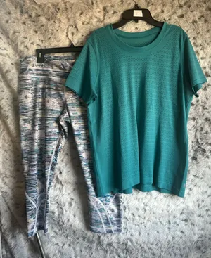 593. Lululemon 2pc set bundle capris and top thumbnail 1