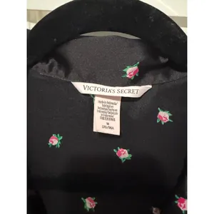 Victoria's Secret Black Satin Rosebud Floral Short Pajama Set Size M Pink Piping thumbnail 5