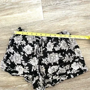 Brandy Melville black and white floral short shorts thumbnail 9