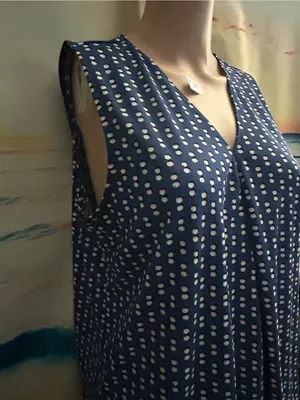 Ann Taylor Women’s Navy Blue Sleeveless V-Neck Dot Print Top LG Petite thumbnail 5
