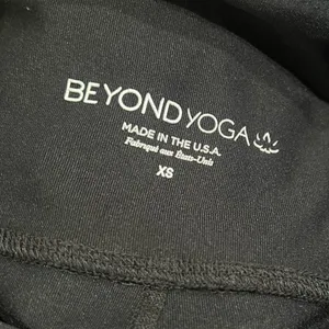 Beyond Yoga Black and Gold Lemon Leggings Women’s XS thumbnail 2