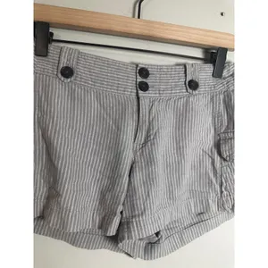 Banana Republic‎ Martin Fit Low Rise Cargo Shorts Gray White Pinstripe Womens 2 thumbnail 2