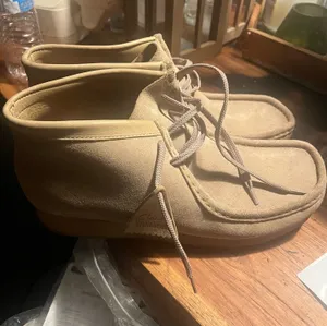 Originals Wallabees in the iconic Maple/Beige Suede thumbnail 1