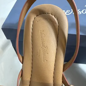 Universal Threads Elizabeth Sandals Womens 6 Thong Cognac Flat In Box thumbnail 3
