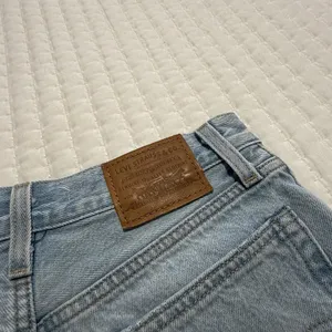 Levi’s Wedge Short Blue Denim High Rise Shorts 26 Waist Raw Hem Distressed thumbnail 8